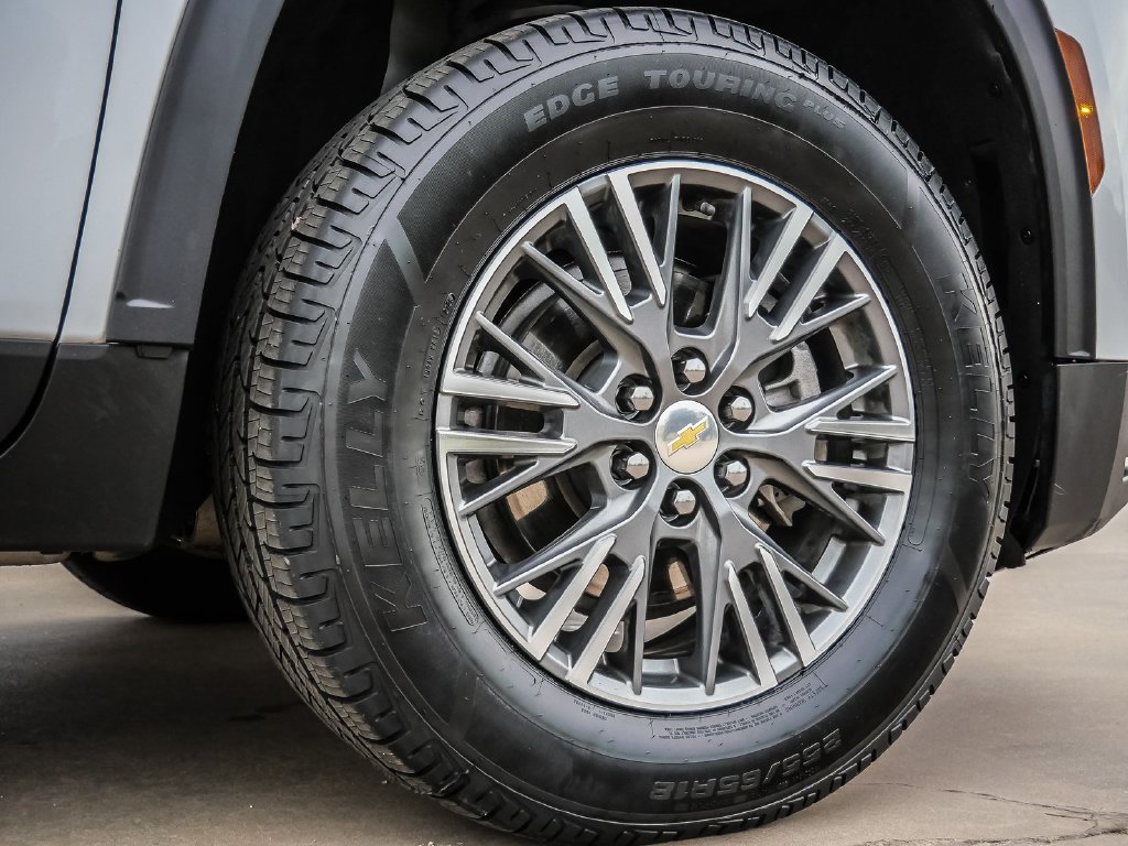Used 2025 Chevrolet Traverse LT FWD image 9