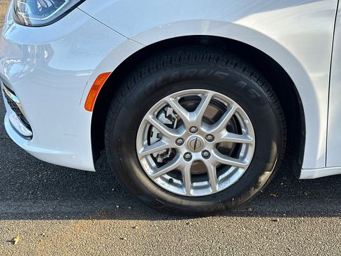 Used 2024 Chrysler Pacifica Touring-L image 11