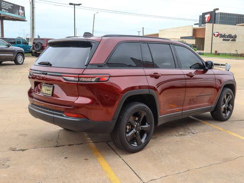 Used 2023 Jeep Grand Cherokee Altitude AWD/4WD image 5