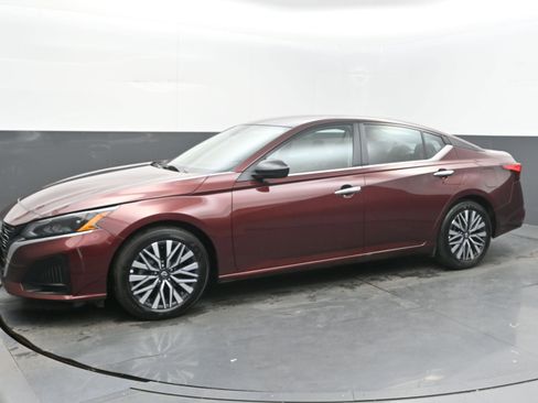 Used 2025 Nissan Altima 2.5 SV FWD image 5