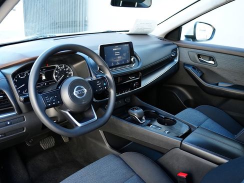 Used 2021 Nissan Rogue SV image 9