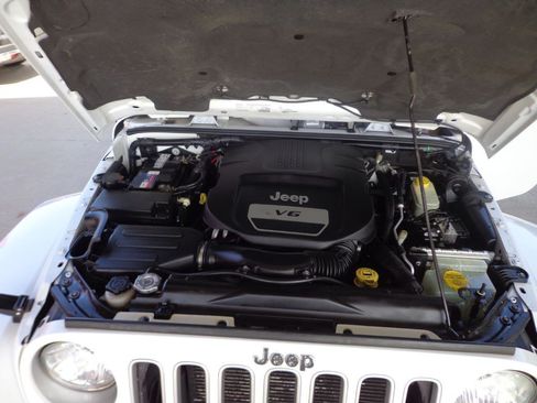 Used 2016 Jeep Wrangler Unlimited Sahara w/ Connectivity Group AWD/4WD image 8
