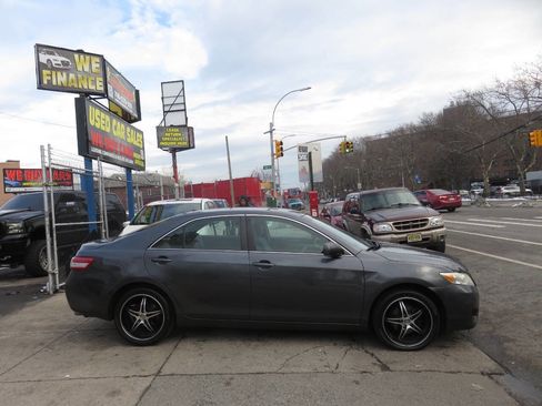Used 2010 Toyota Camry LE image 9