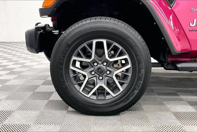 Used 2024 Jeep Wrangler Unlimited Sahara w/ Technology Group AWD/4WD image 9