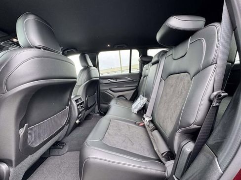 New 2025 Jeep Grand Cherokee Altitude image 17