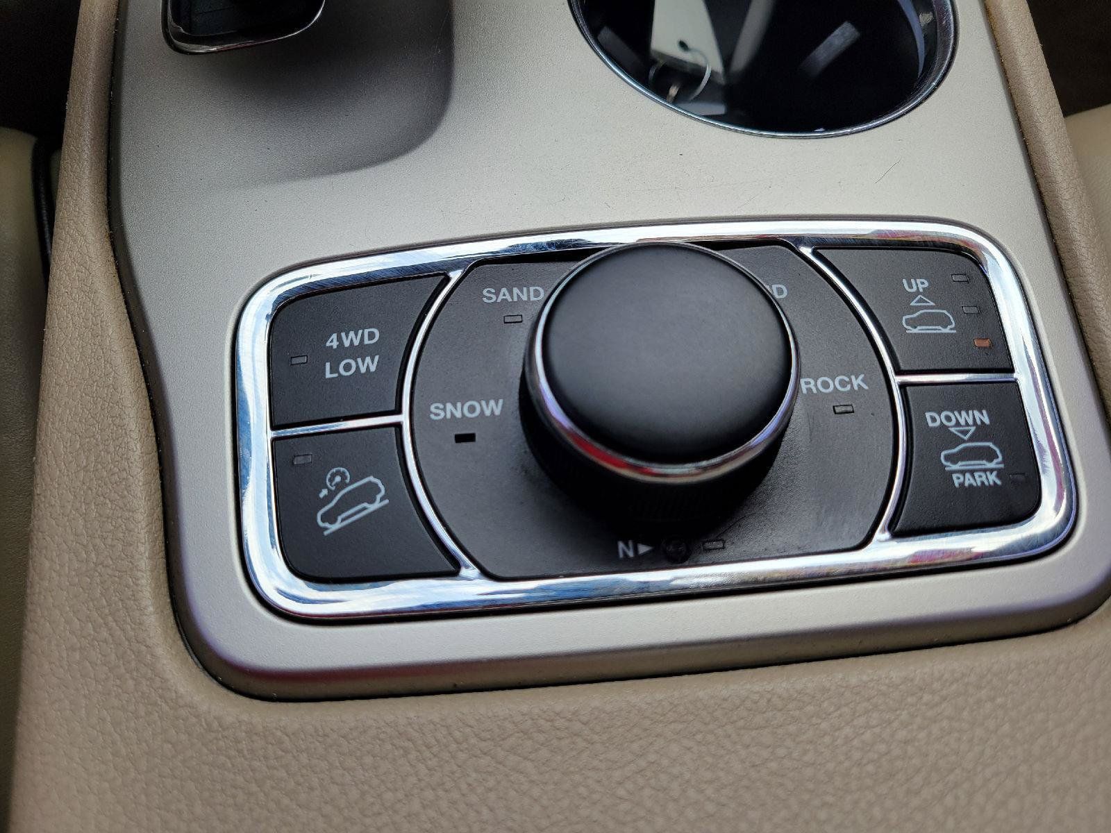 Used 2014 Jeep Grand Cherokee Overland AWD/4WD image 23