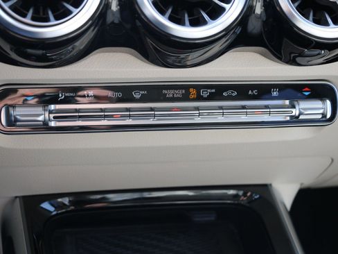 Used 2023 Mercedes-Benz EQB 300 4MATIC image 24