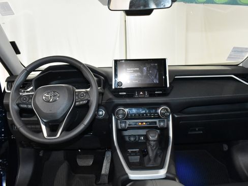 Used 2025 Toyota RAV4 XLE Premium FWD image 30