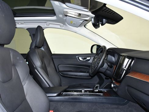 Used 2024 Volvo XC60 B5 Plus image 27