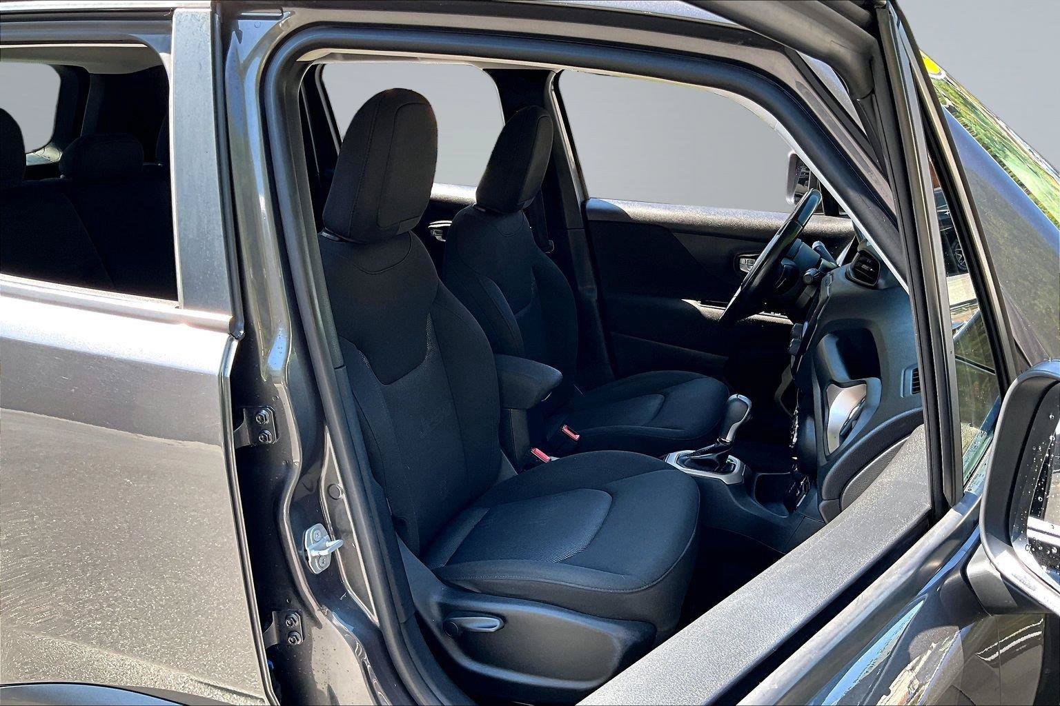 Used 2017 Jeep Renegade Latitude AWD/4WD image 7