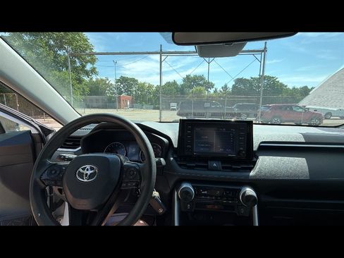 Used 2021 Toyota RAV4 LE AWD/4WD image 10