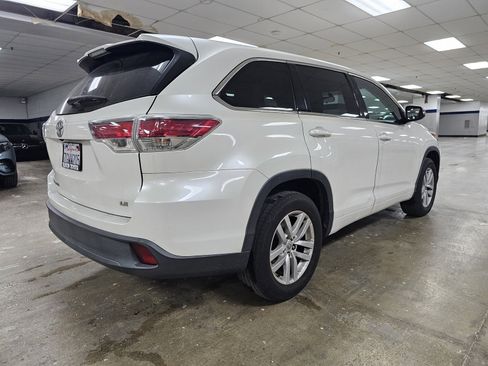Used 2015 Toyota Highlander LE image 2