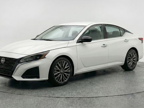 Used 2025 Nissan Altima 2.5 SV image 3