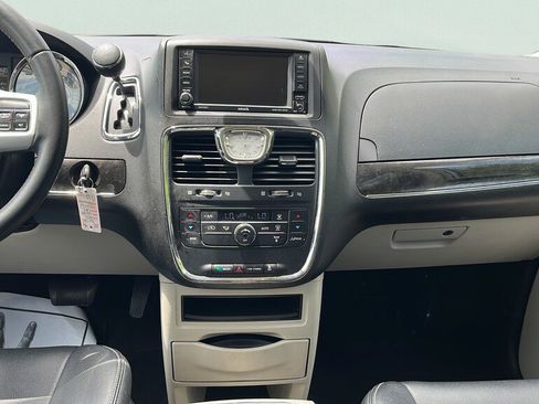 Used 2015 Chrysler Town & Country Touring FWD image 10