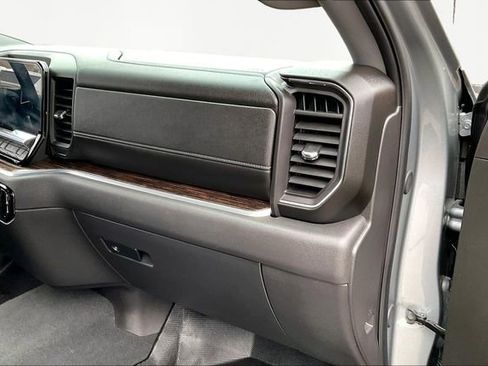 Used 2025 GMC Sierra 1500 Elevation image 17