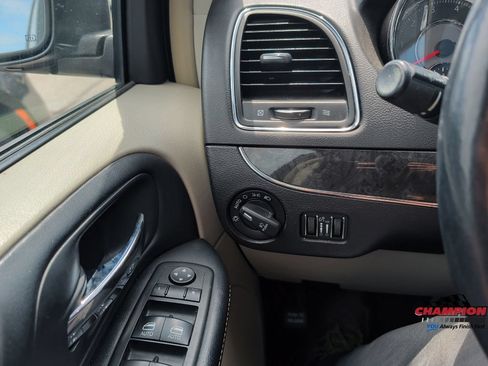 Used 2014 Chrysler Town & Country Touring-L w/ Driver Convenience Group FWD image 22