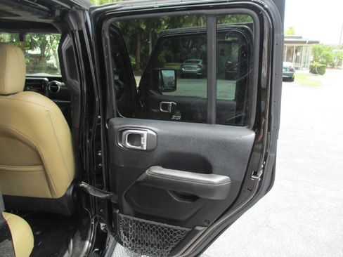 Used 2018 Jeep Wrangler Unlimited Sahara AWD/4WD image 24