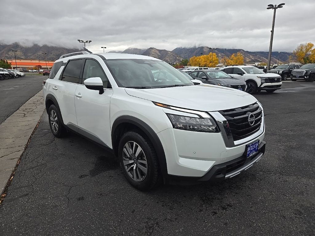 Used 2025 Nissan Pathfinder SL AWD/4WD image 3