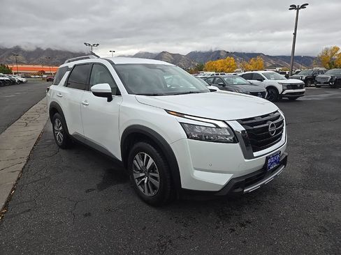 Used 2025 Nissan Pathfinder SL AWD/4WD image 3
