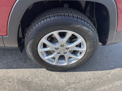 Used 2018 Jeep Cherokee Latitude AWD/4WD image 41