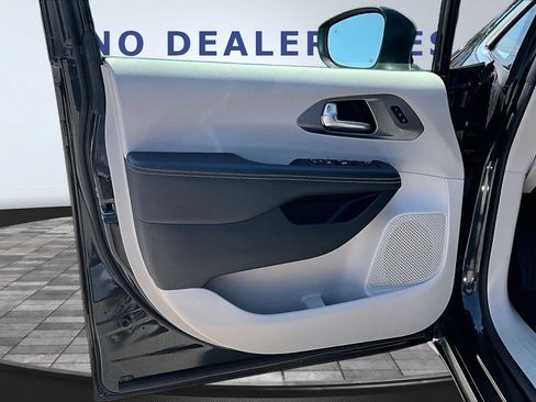 Used 2023 Chrysler Pacifica Touring-L FWD image 20