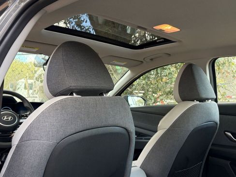 Used 2025 Hyundai Elantra Limited image 24