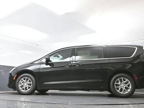 New 2027 Chrysler Pacifica Select FWD image 44