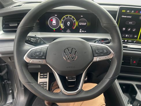 Certified 2025 Volkswagen Tiguan SE R-Line AWD/4WD image 10