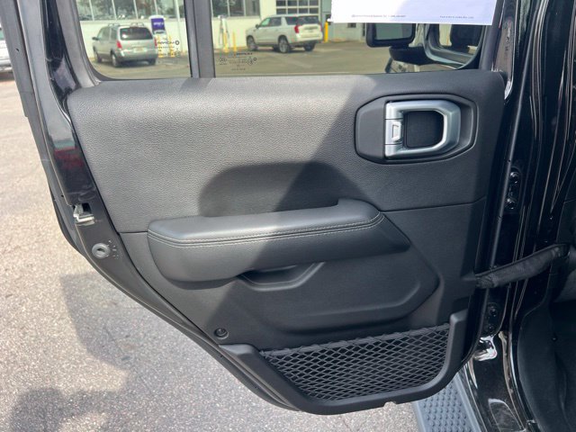 Used 2020 Jeep Wrangler Unlimited Sahara w/ Dual Top Group AWD/4WD image 18