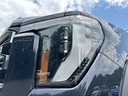 Used 2024 GMC Sierra 2500 AT4 w/ AT4 Preferred Package AWD/4WD image 9