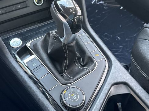 New 2025 Volkswagen Taos SEL image 9