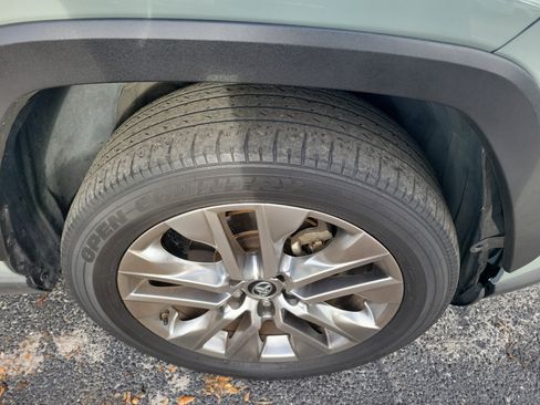 Used 2019 Toyota RAV4 XLE Premium w/ Cold Weather Package FWD image 7