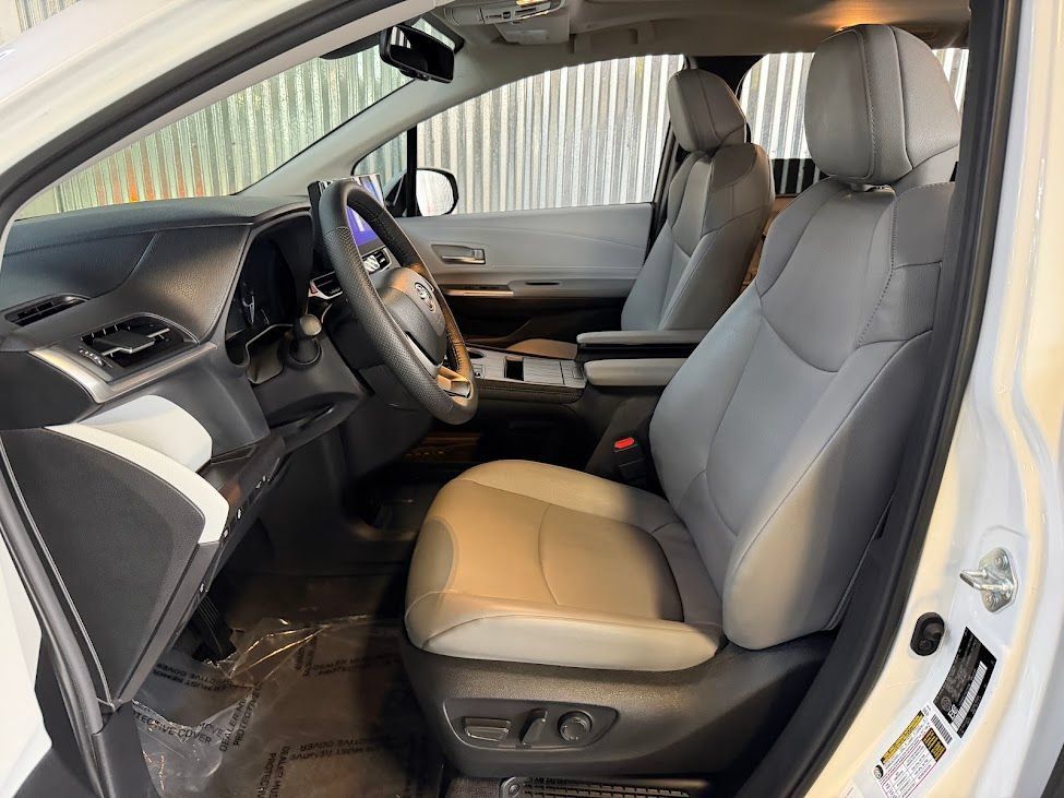 Used 2025 Toyota Sienna XLE FWD image 11