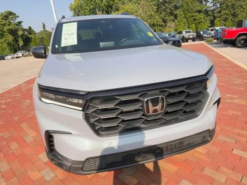 Certified 2023 Honda Pilot Sport image 4
