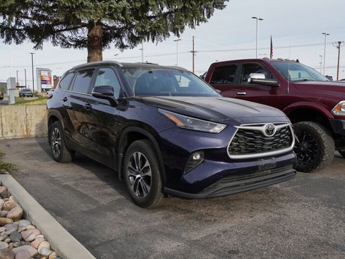 Used 2025 Toyota Highlander XLE image 2