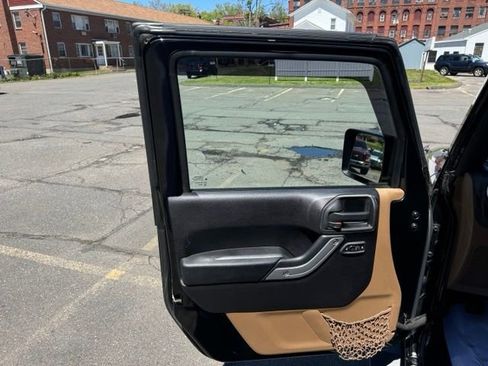 Used 2015 Jeep Wrangler Unlimited Sahara w/ Connectivity Group AWD/4WD image 10