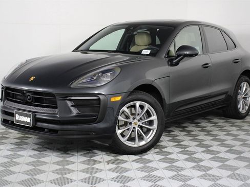 Certified 2025 Porsche Macan image 1