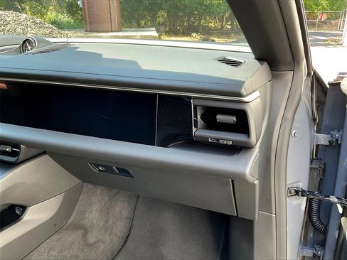 Certified 2025 Porsche Macan Electric image 19