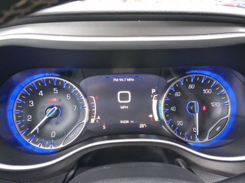 Used 2024 Chrysler Pacifica Touring-L image 26