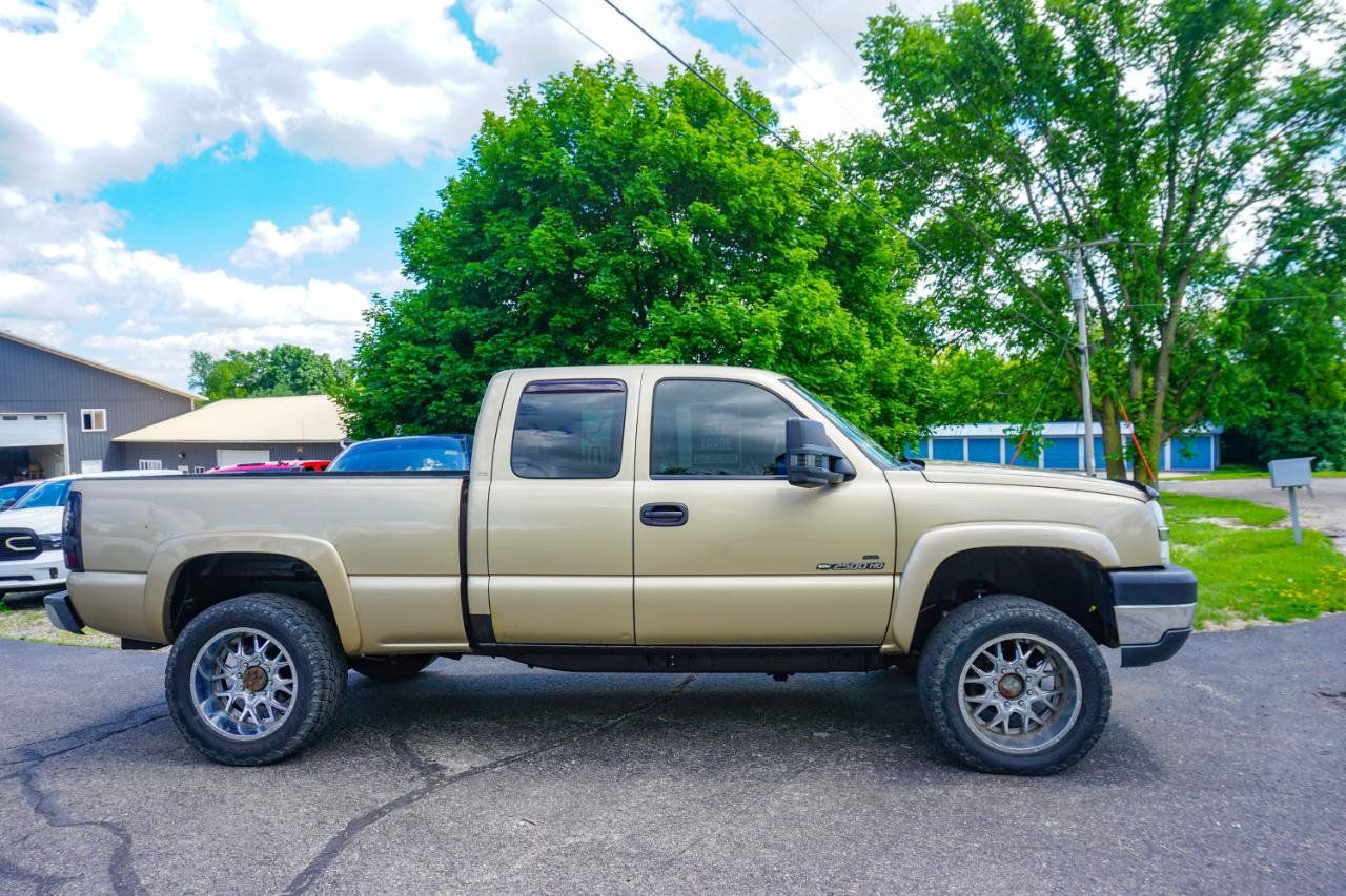 Used 2004 Chevrolet Silverado 2500 LS w/ Heavy-Duty Power Package AWD/4WD image 2