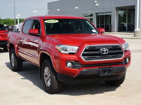 Used 2017 Toyota Tacoma SR5 w/ Tow Package AWD/4WD image 23