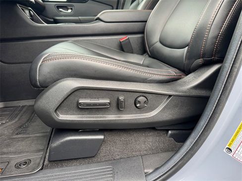 Used 2025 Honda Pilot TrailSport image 19