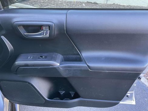 Used 2017 Toyota Tacoma TRD Sport image 46