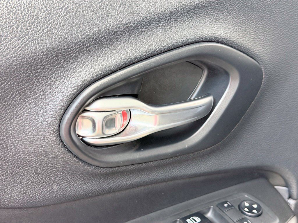 Used 2019 Jeep Cherokee Latitude Plus w/ Comfort/Convenience Group FWD image 10