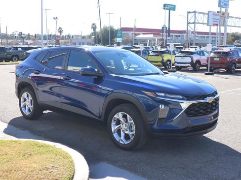 Used 2024 Chevrolet Trax LS w/ LS Convenience Package image 9