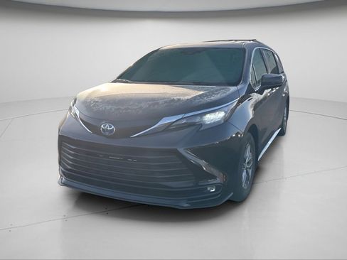 Used 2025 Toyota Sienna XLE image 9