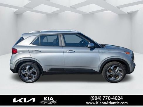 Used 2025 Hyundai Venue SEL FWD image 2