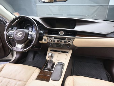 Used 2018 Lexus ES 350 w/ Luxury Package w/Wood Trim FWD image 21
