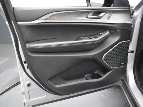 Used 2023 Jeep Grand Cherokee L Limited image 11