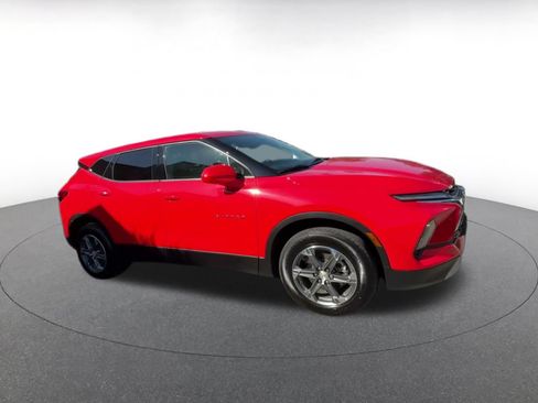 Used 2025 Chevrolet Blazer LT FWD image 2